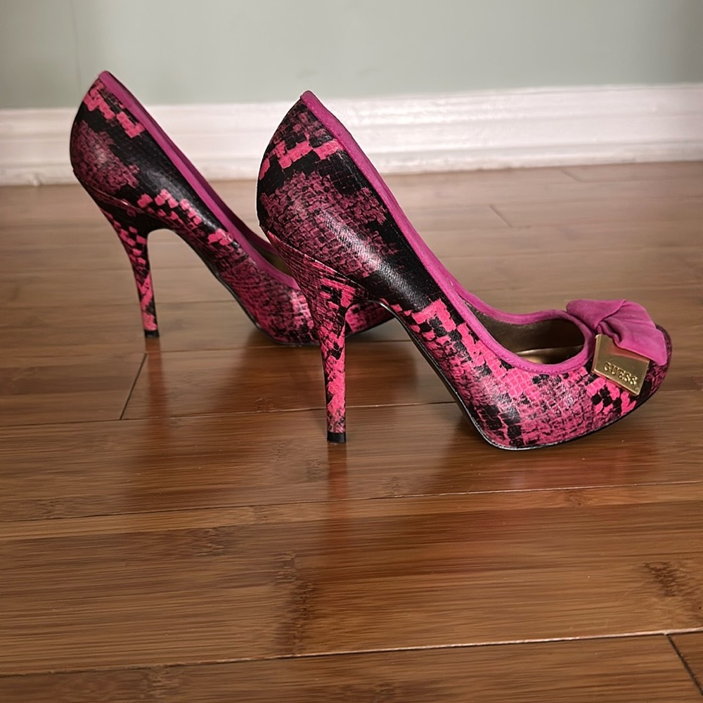The Cutest Black & Pink Snakeskin-Print Heels by Guess. Size 7